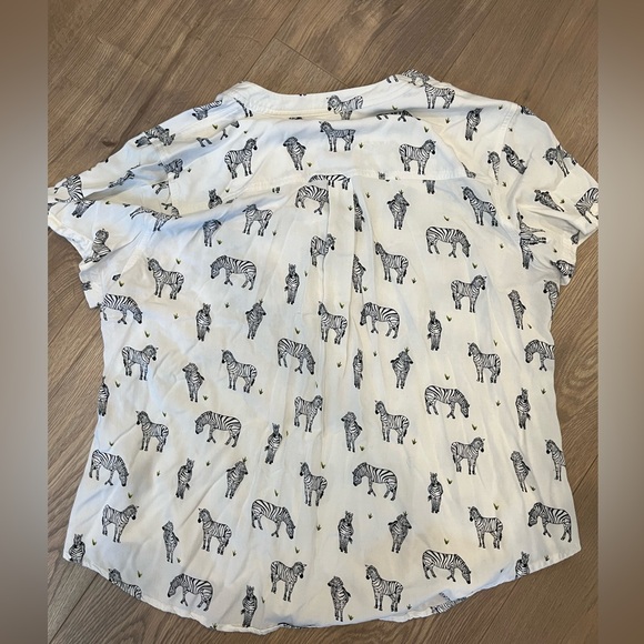 Fun Zebra button down top - Picture 4 of 9